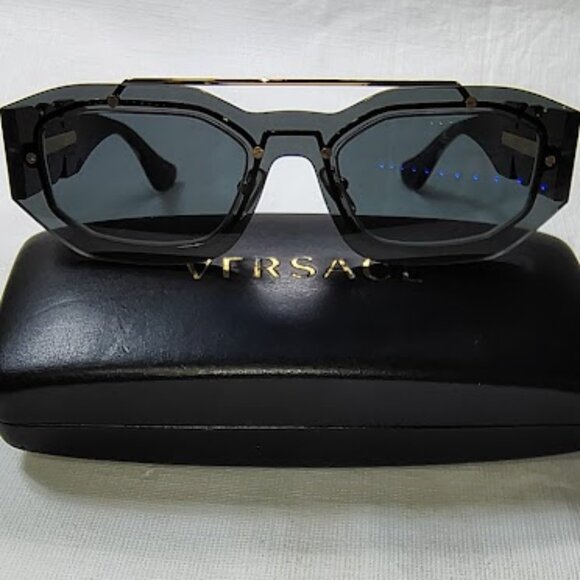 VERSACE UNISEX SUNGLASSES - NEW WITH NO DEFECTS OR BLEMISHES- MADE IN ITALY - Picture 1 of 6
